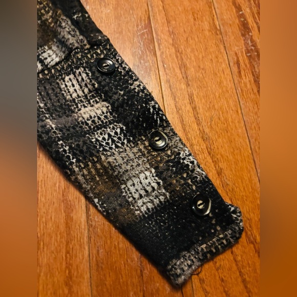 Apt. 9 Textured Knit Top in Black and Cream EUC Size Small - Picture 4 of 6